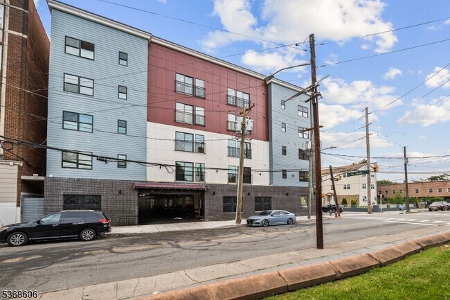 Building Photo - 180 Carroll St