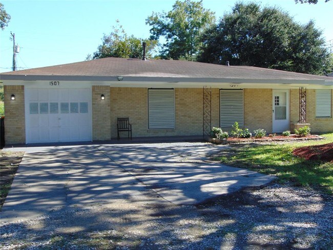 Building Photo - 1507 Lake Rd