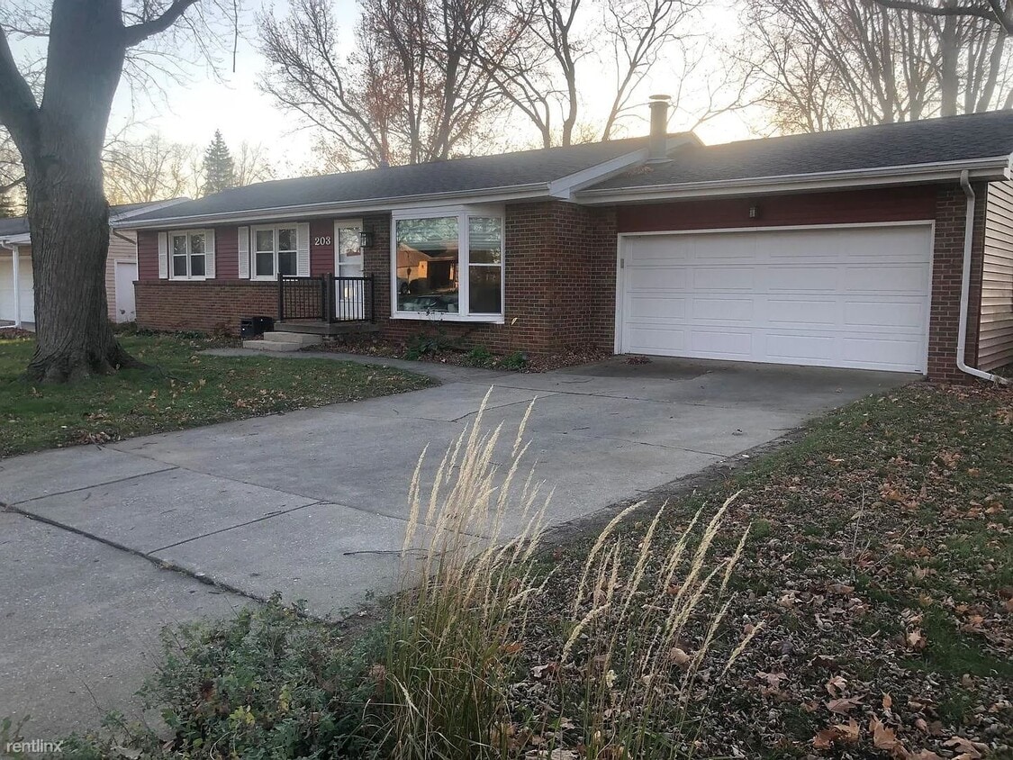 3 br, 2.5 bath House 203 Concord Dr House Rental in Normal, IL