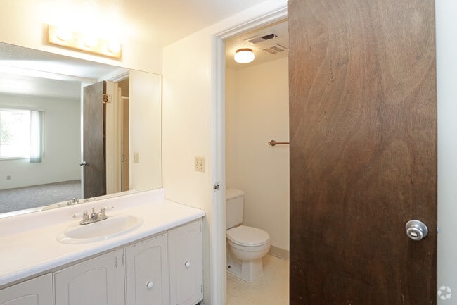 3BR, 2BA - 1,350 SF - Bathroom - Windsor Woods Apartments