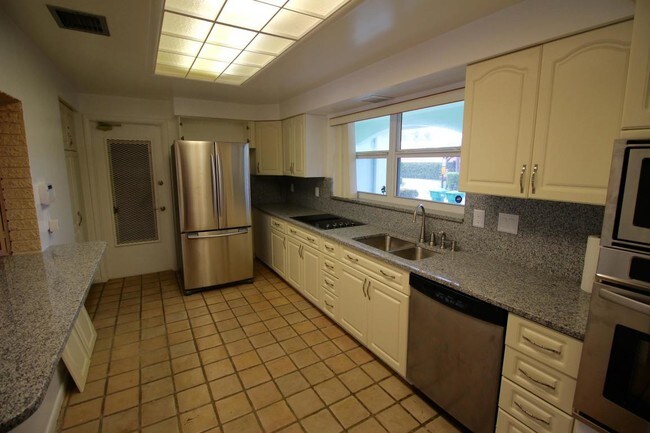 Foto del edificio - 1241 Emerald Ln