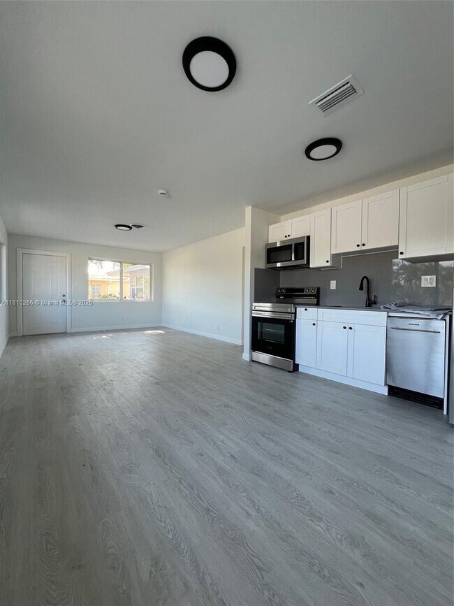 Foto del edificio - 1831 NE 56th St