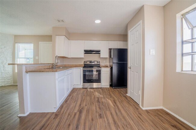 Building Photo - 10211 Brownie Dr