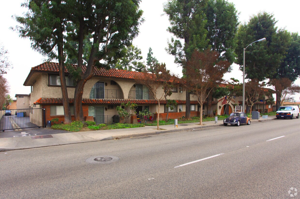 La Villa Descanso Apartments in Downey, CA