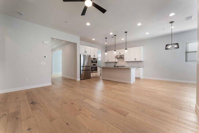 Building Photo - Sophisticated Single-Level Retreat!