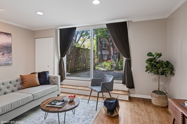 Foto del edificio - 2675 N Greenview Ave