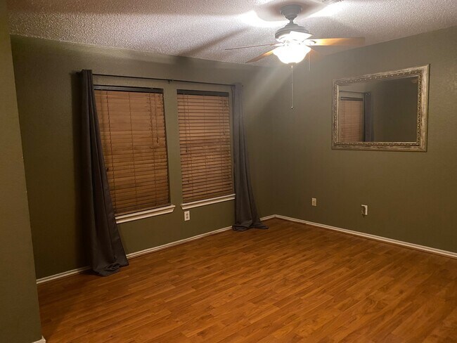Foto del edificio - 12001 Rosedown Ln