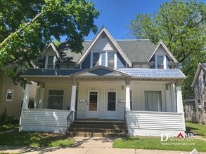 Building Photo - 813-815 S Summit Ave