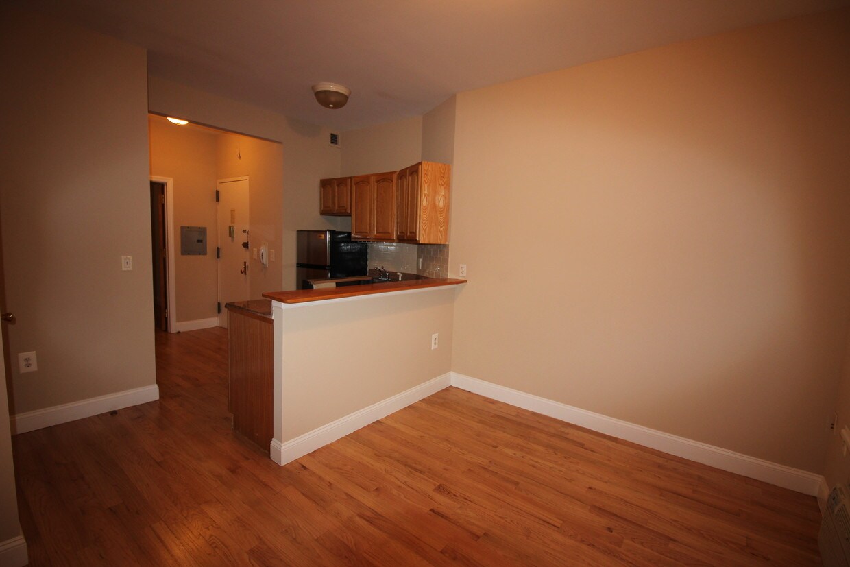 Foto principal - 324 E 61st St