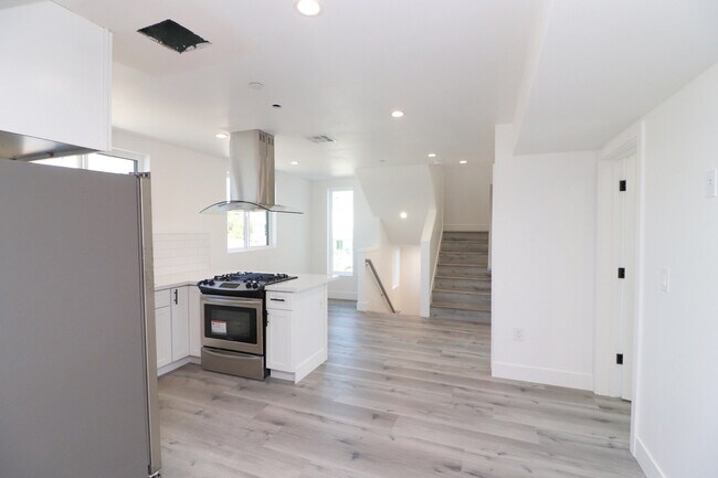 Building Photo - 1622 W 36th Plz