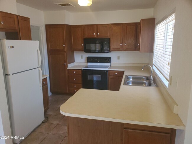 Building Photo - 9045 W Palo Verde Ave