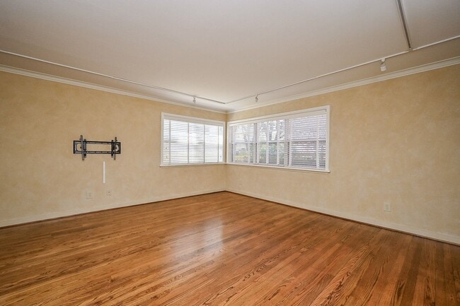 Building Photo - 2821 Eastgrove Ln