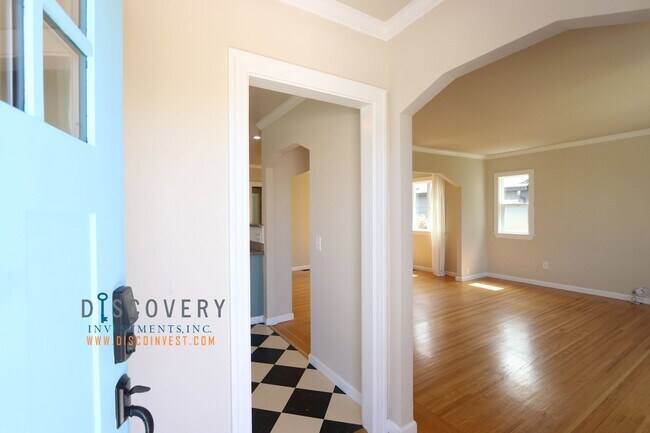 Building Photo - Chic Eclectic Bungalow with ADU Cottage in...