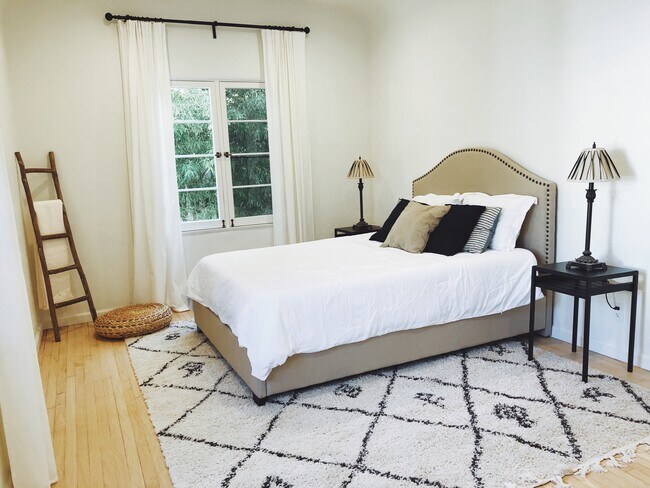 Building Photo - 922 N La Jolla Ave