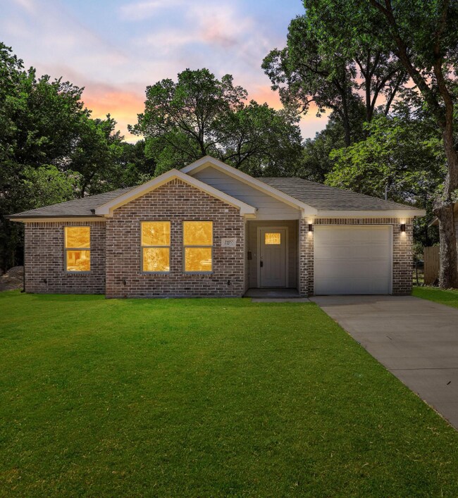 Foto del edificio - Room in House on Harding St