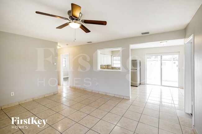 Foto del edificio - 18000 NW 6th Ct