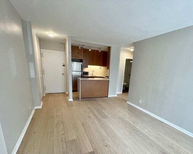 Vista de la sala de estar a la cocina; pisos de madera nuevos. - 1260 21st St NW