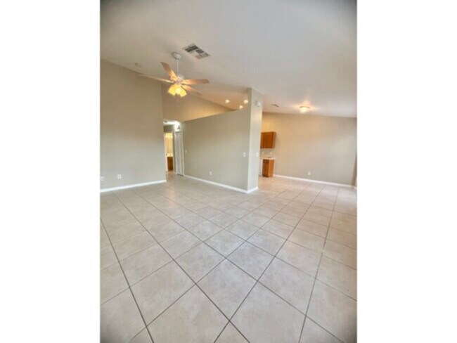 Foto del edificio - First Month Free! Available Now! 2 Bed 2 Bath Located SE Cape Coral