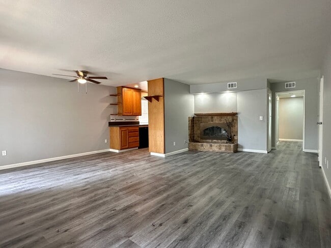 Building Photo - Beautiful 3 Bedroom 2 Bath Condo in Point Loma w/Three Private Patios