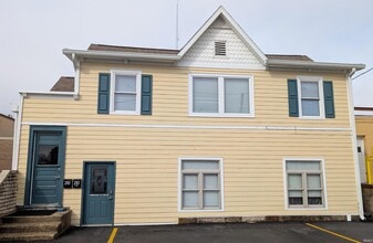 Building Photo - 210 E Mulberry St