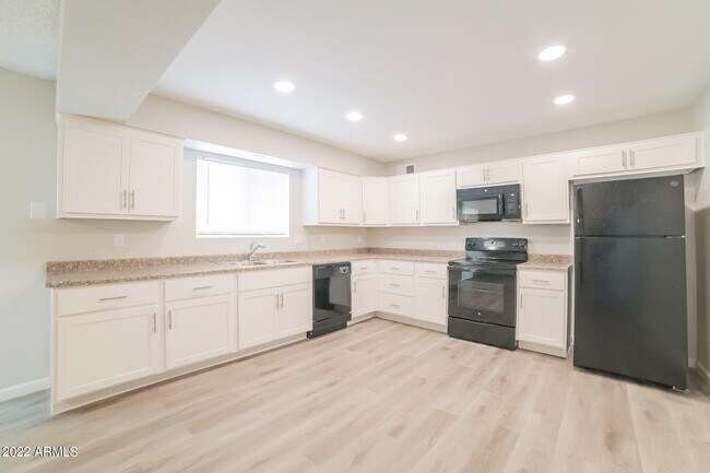 Building Photo - 3548 E Pueblo Ave