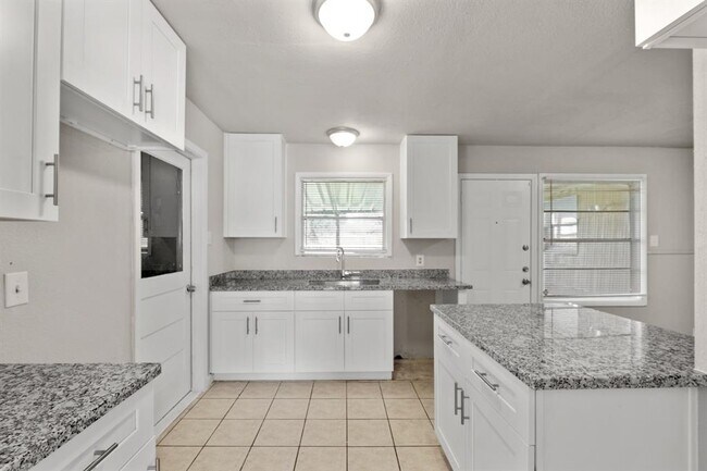 Building Photo - 745 Rutgers Ln