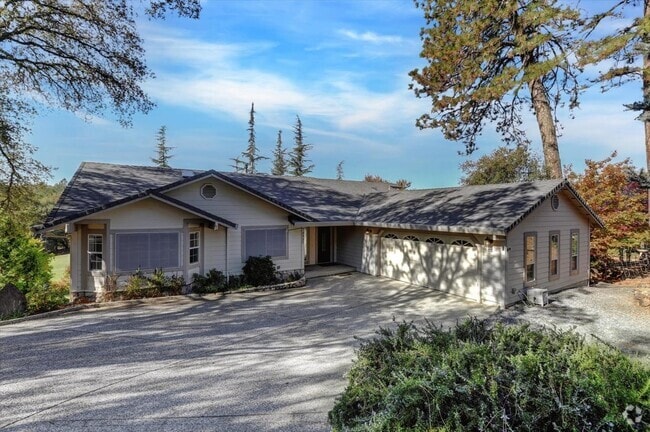 Building Photo - 18527 Jayhawk Dr