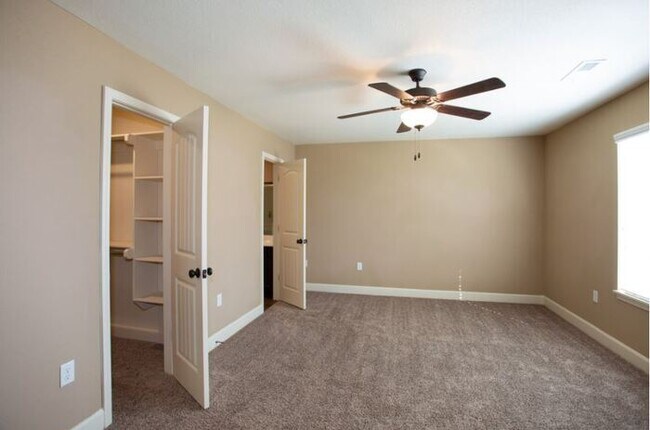 Building Photo - 3Bd/3.5Ba Townhome & 2-Car Garage!
