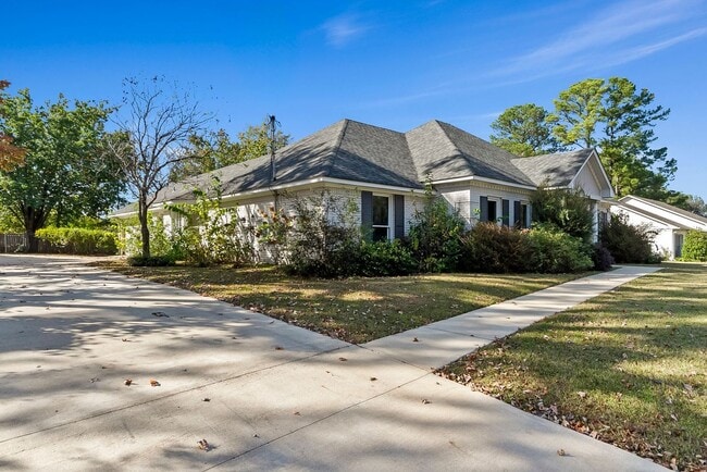 Photo - Beautiful 4 Bed 2.5 Bath Available Now! House