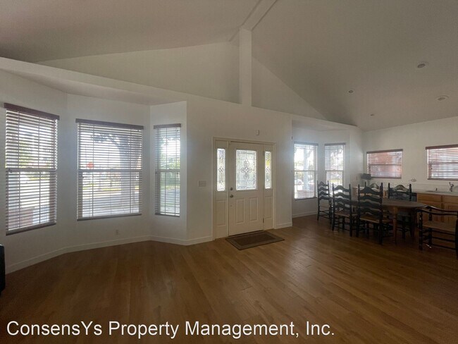 Building Photo - 3 br, 2 bath House - 201 W. Whiting Avenue