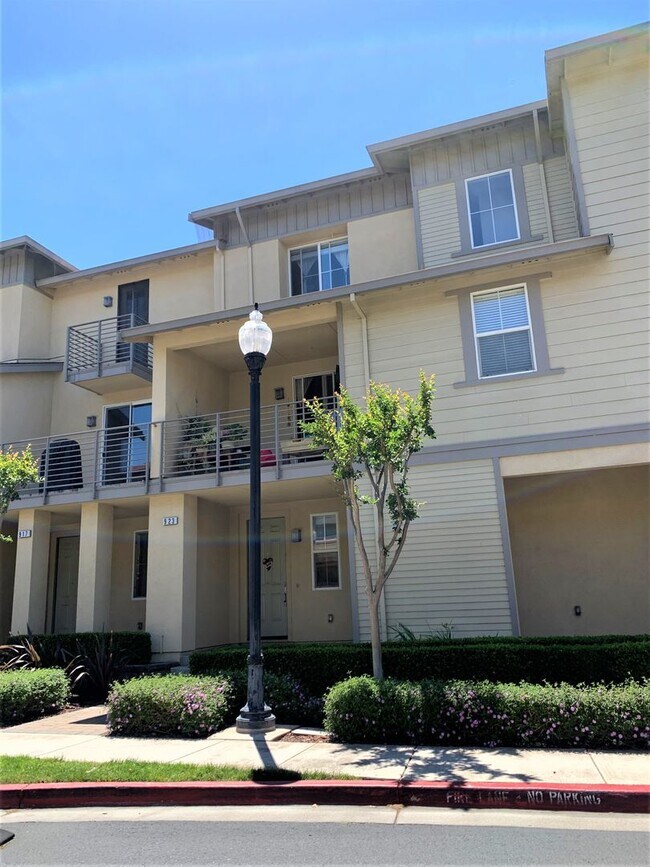 Building Photo - Beautiful 3 bedroom, 3 bath Condo in prime San Jose Location
