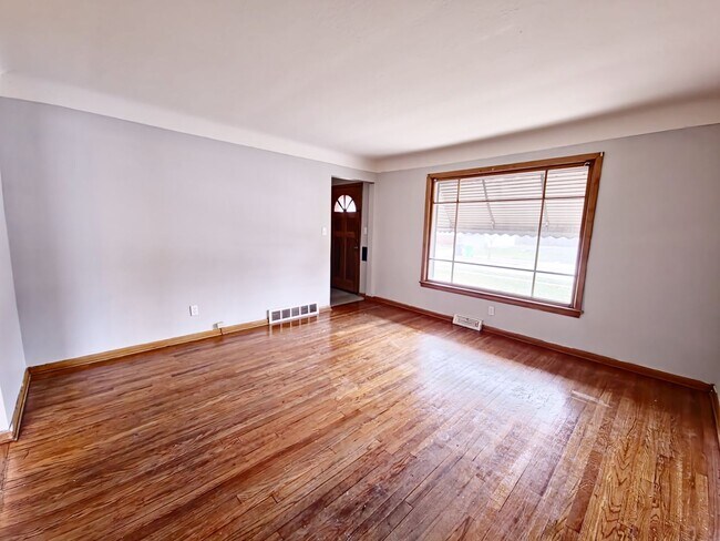 Building Photo - 1537 E 212th Street
