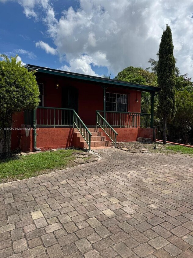 Foto principal - 609 W 39th St