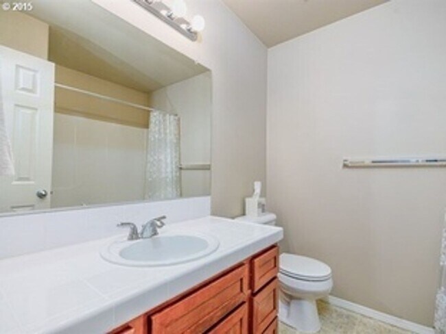 Building Photo - Wonderful Townhome Near Costco w/ Garage!
