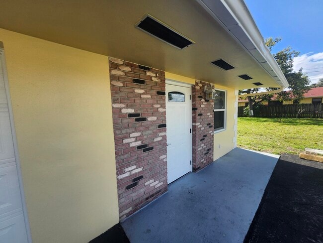 Building Photo - 511 NW 60th Way