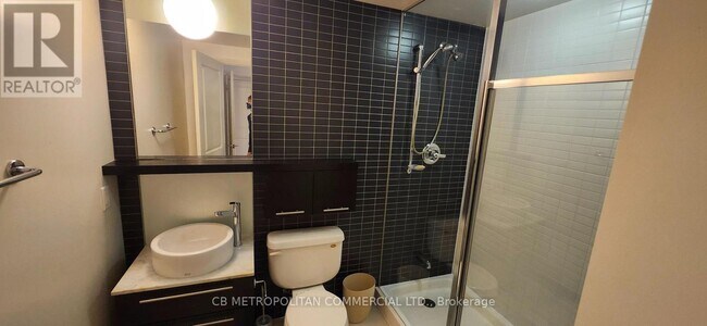 Building Photo - 23 Carlton St.