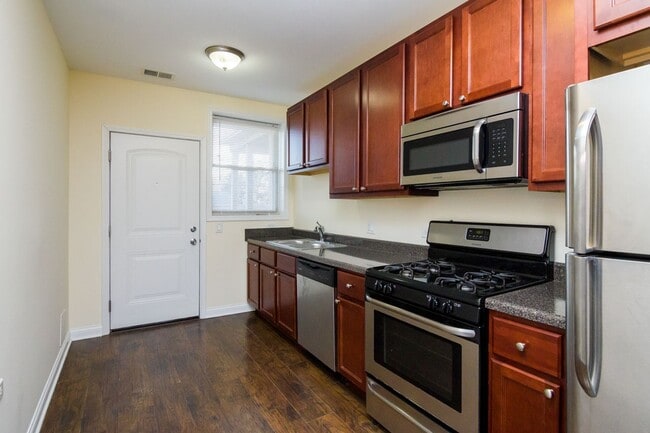 Building Photo - 4715 W Cornelia Ave