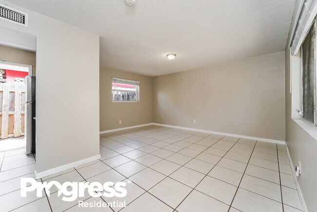 Building Photo - 902 NE 39th St