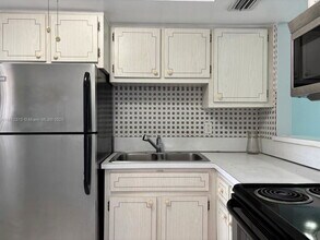Building Photo - 1333 E Hallandale Beach Blvd