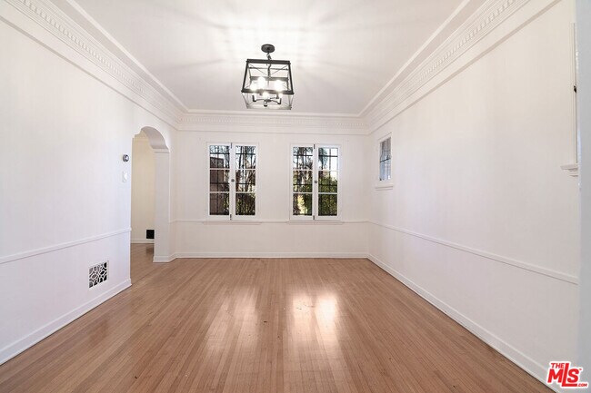 Building Photo - 1040 S Alfred St