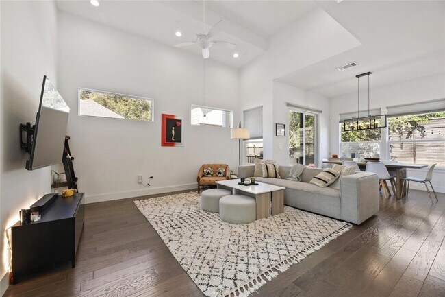 Building Photo - 904 Catalpa St