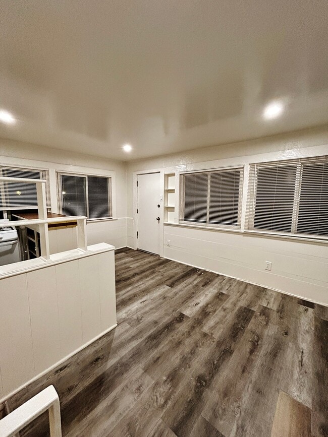 Building Photo - 2032 Vista Del Mar Ave