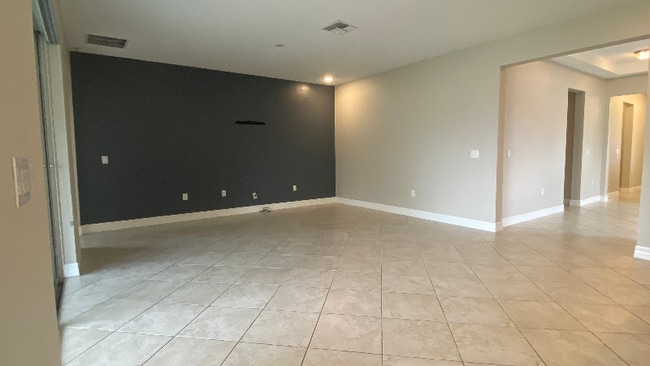 Photo - 2066 Cresswell St House