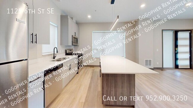 Building Photo - Modern 6 Bedroom Townhouse in Dinkytown!
