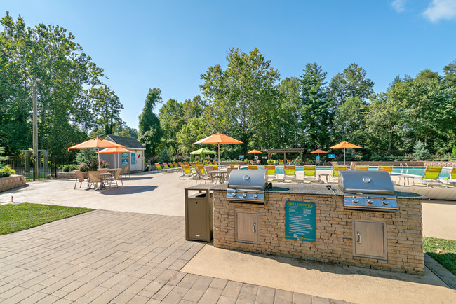 Grill tu favorito junto a la piscina en Hawthorne at sur de estación de parrillas al aire libre - Hawthorne at Southside