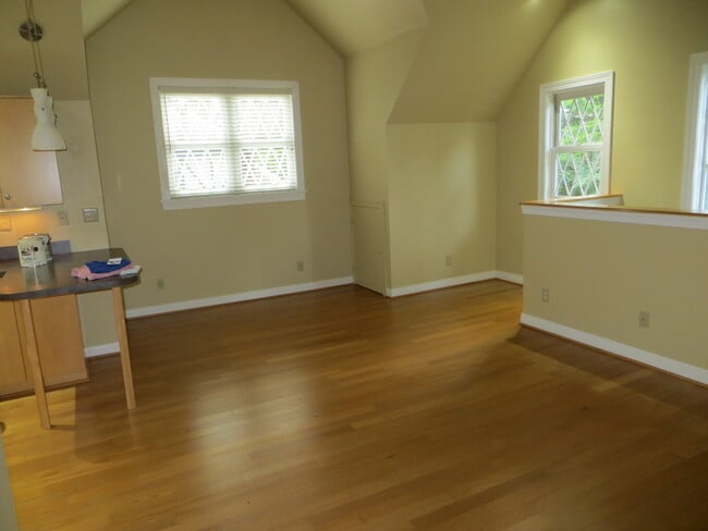 Building Photo - 2115 Gladstone Ave