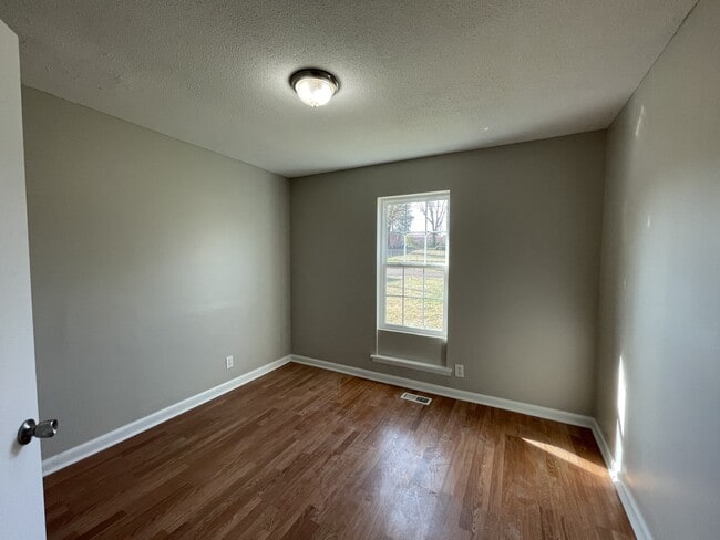 Foto del edificio - 4002 Offutt Ct NW