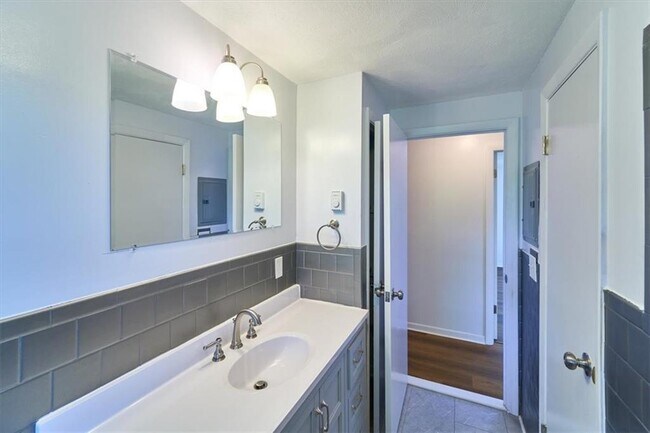 Building Photo - 46 Carman St