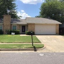 Building Photo - 2622 Meadowview Dr
