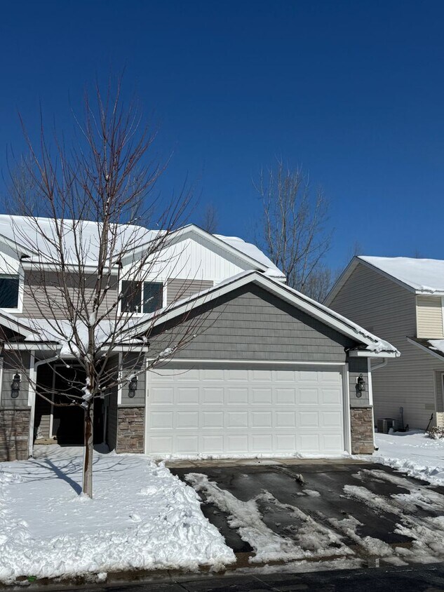 Foto principal - Newer Townhome- Built 2019! 3Bed/2.5Bth- F...
